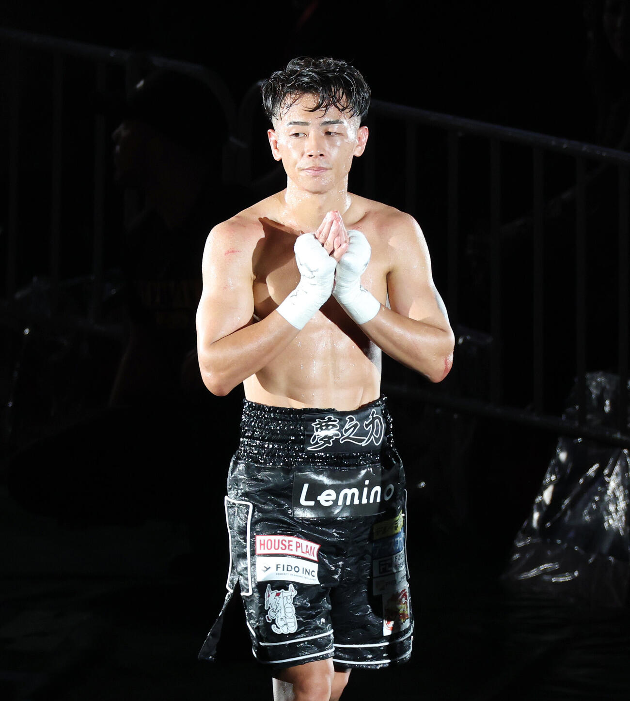 スーパーバンタム級8回戦　ワン・デカンに判定勝ちした武居由樹はファンに手を合わせる（撮影・宮地輝）