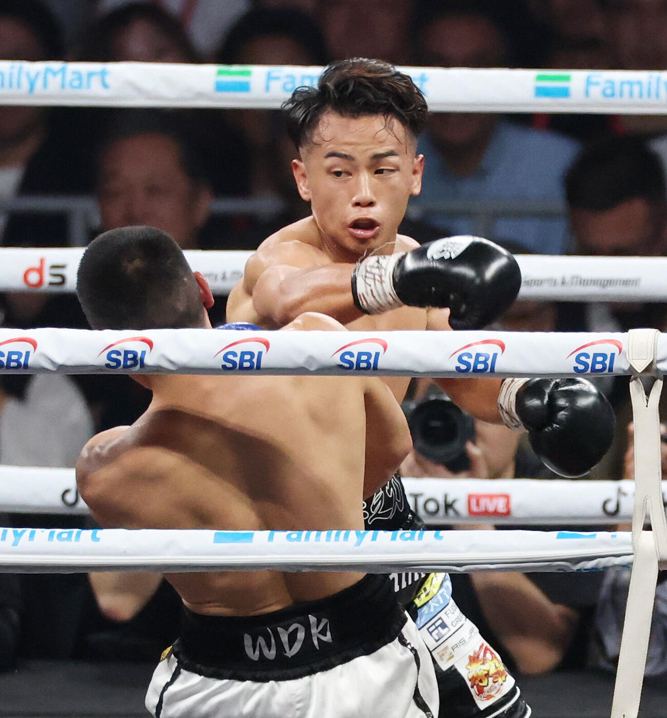 スーパーバンタム級8回戦　5回、ワン・デカン（手前）を攻める武居由樹（撮影・宮地輝）