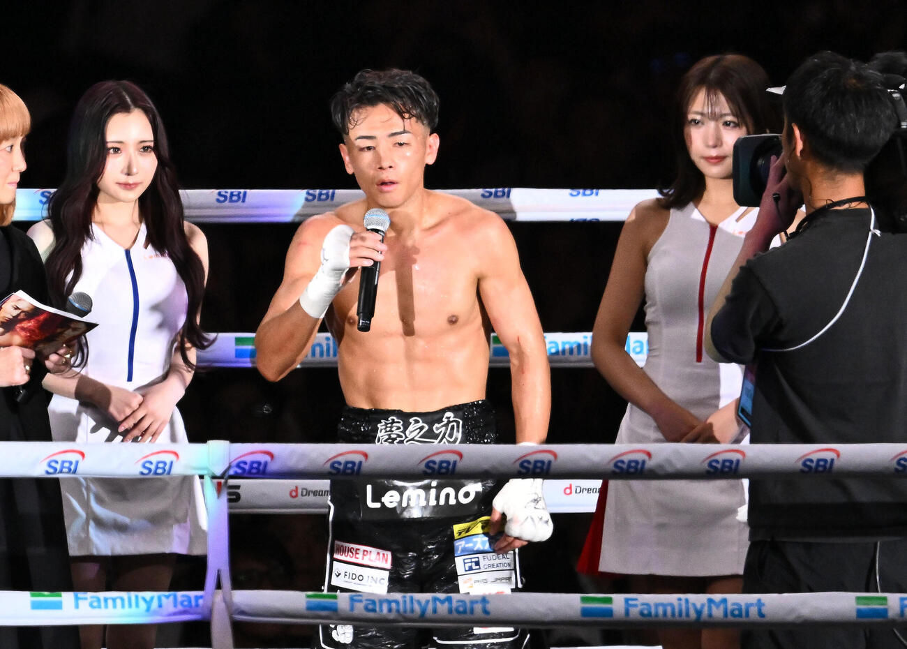 スーパーバンタム級8回戦　ワン・デカンに判定勝ちしあしさつする武居由樹（撮影・滝沢徹郎）