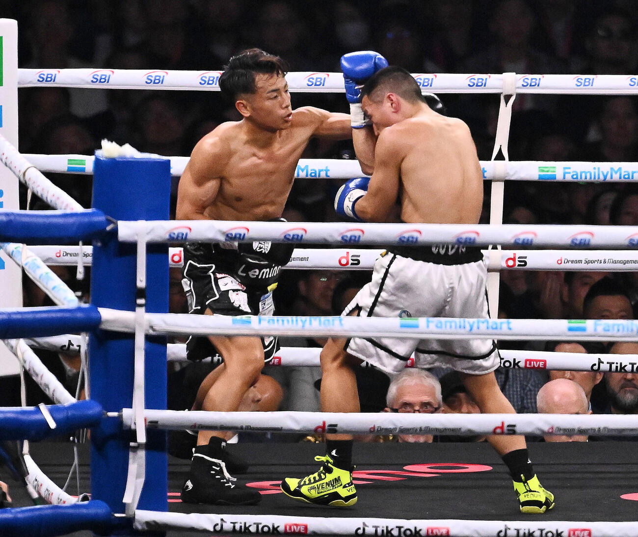 スーパーバンタム級8回戦　4回、武居由樹（左）はワン・デカンにパンチを打ち込む（撮影・滝沢徹郎）