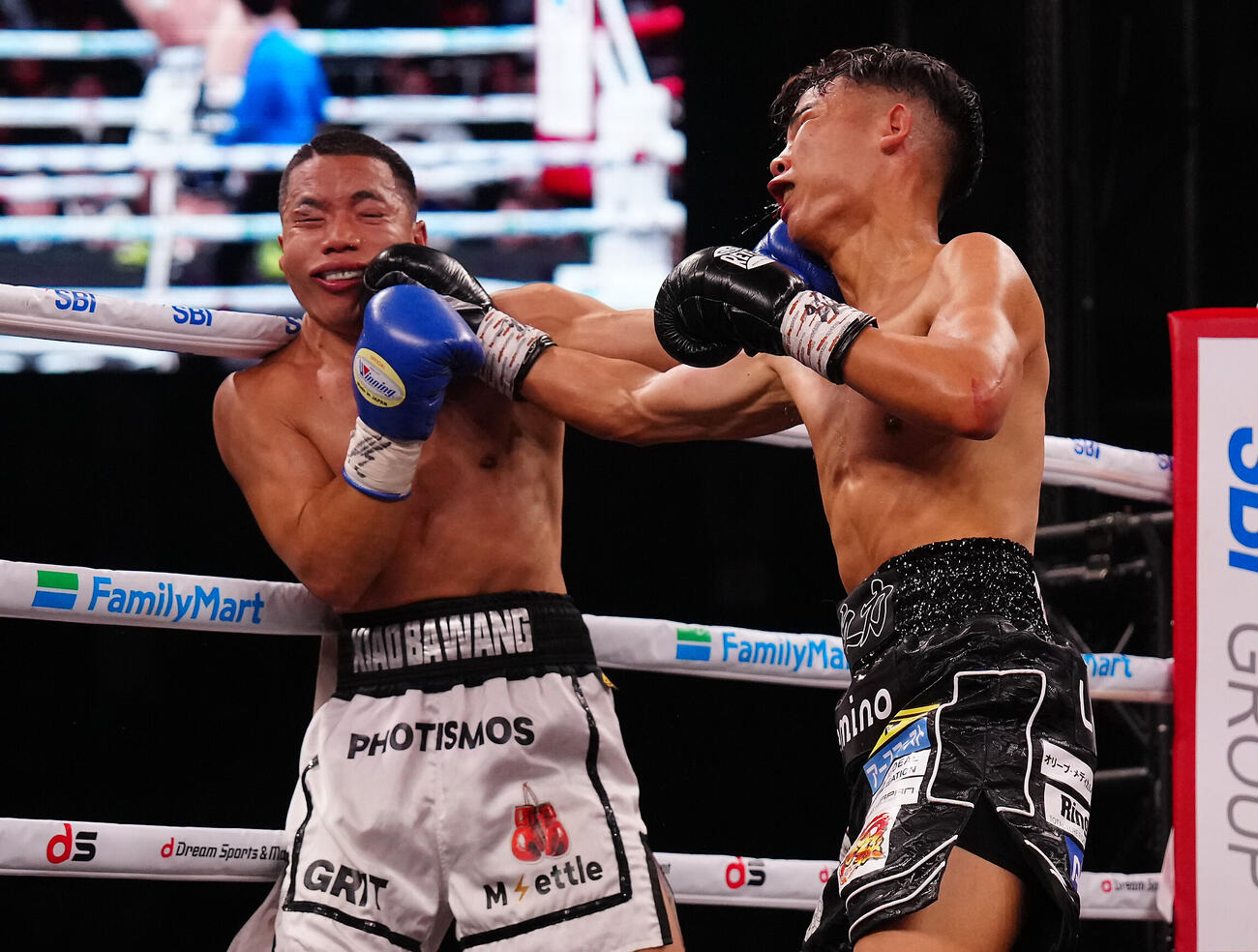 スーパーバンタム級8回戦の6回、打ち合う武居由樹（右）とワン・デカン（撮影・鈴木みどり）