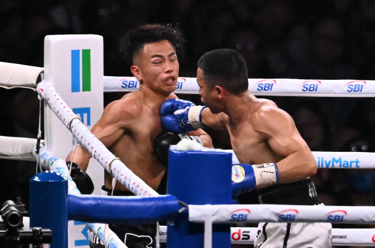 スーパーバンタム級8回戦　8回、武居由樹（左）はワン・デカンのパンチを食らう（撮影・滝沢徹郎）
