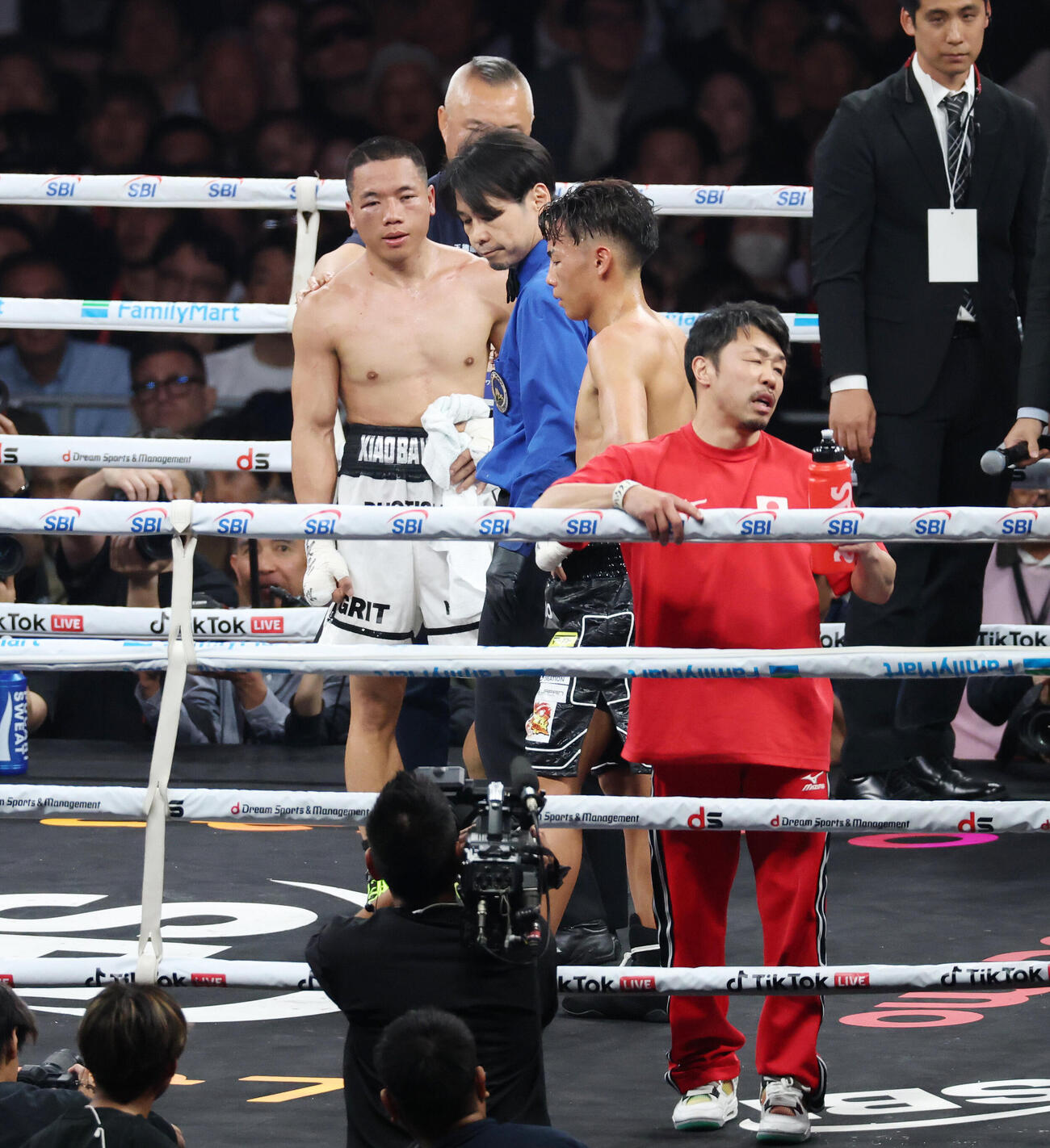 スーパーバンタム級8回戦　ワン・デカン（左）に判定勝ちした武居由樹（撮影・宮地輝）