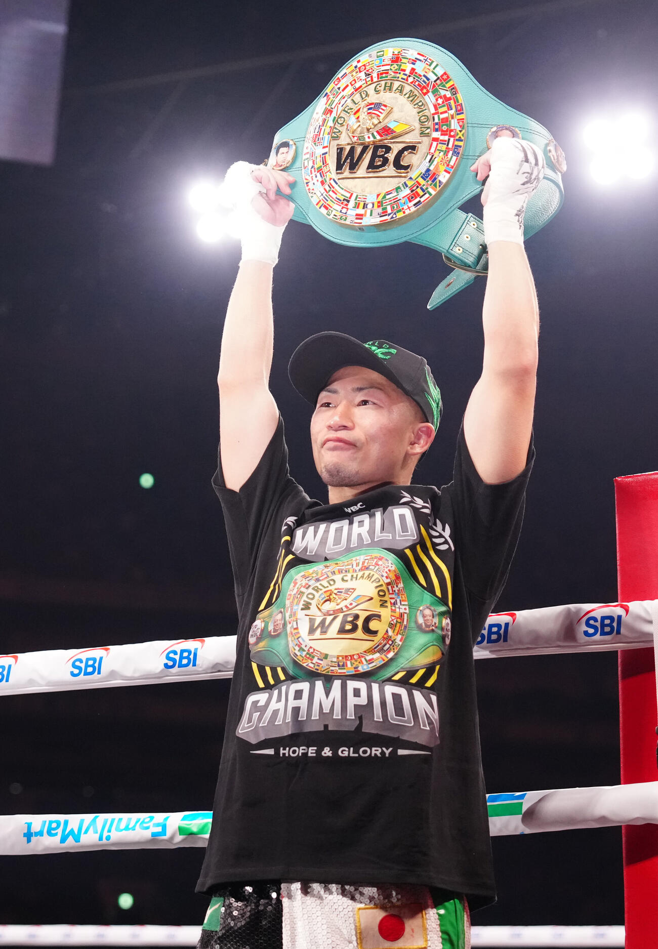 WBC世界バンタム級タイトルマッチで防衛に成功チャンピオンベルトを掲げる井上拓真（撮影・鈴木みどり）