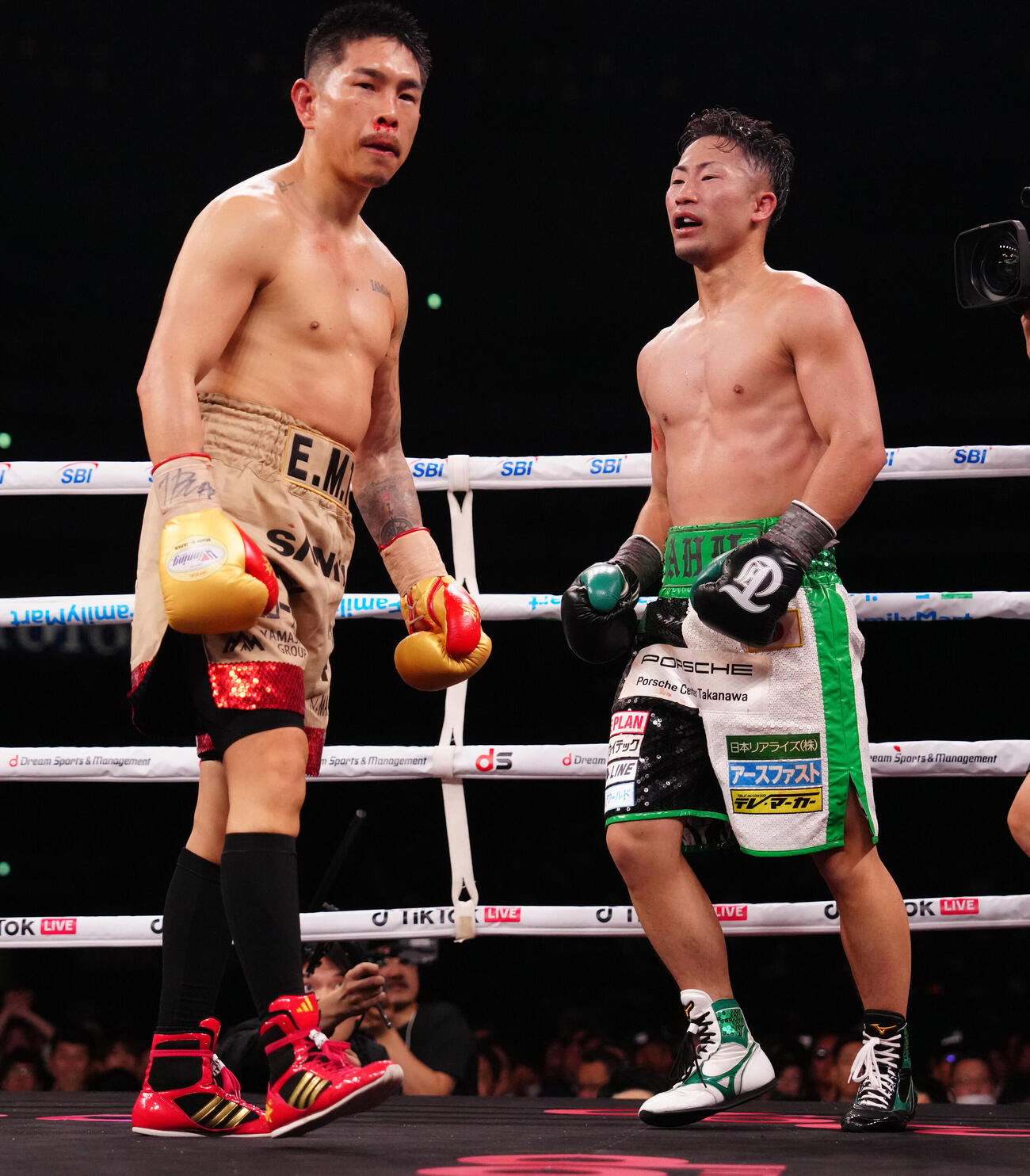 WBC世界バンタム級タイトルマッチの12回を終え健闘をたたえ合う井岡一翔（左）と井上拓真（撮影・鈴木みどり）