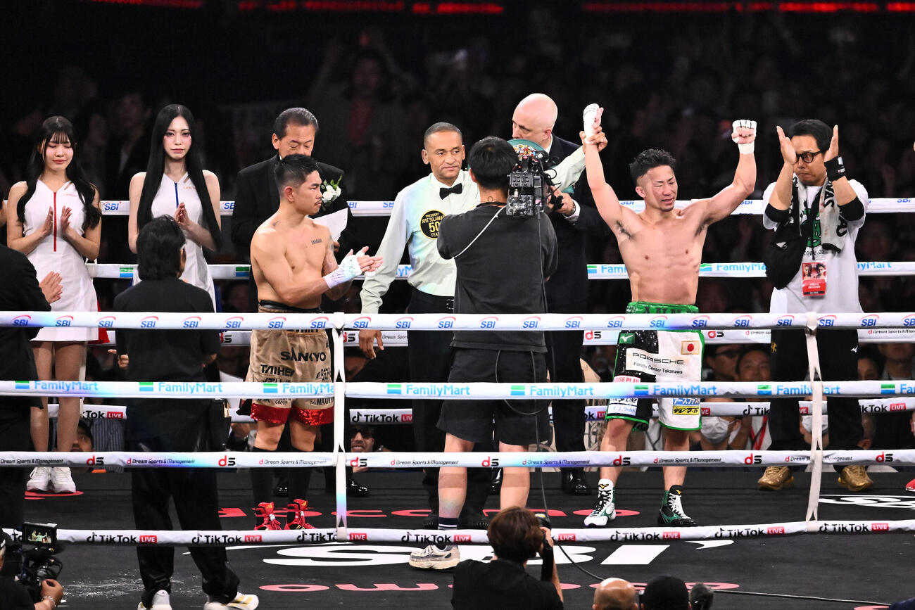 WBC世界バンタム級タイトルマッチ　井上拓真（右）は井岡一翔に判定勝ちし防衛に成功する（撮影・滝沢徹郎）