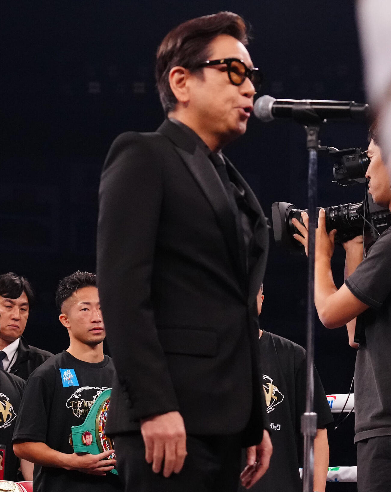 君が代斉唱する藤井フミヤ（撮影・鈴木みどり）