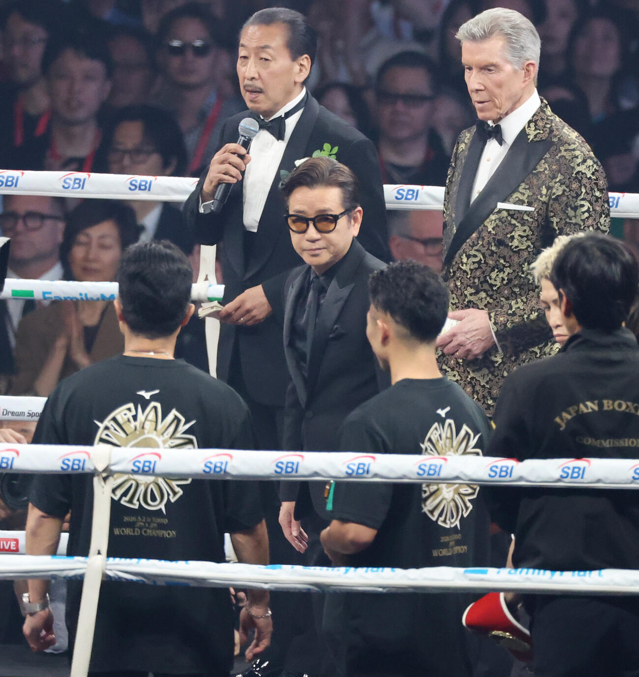 4団体統一スーパーバンタム級タイトルマッチ　君が代独唱した藤井フミヤ（撮影・宮地輝）