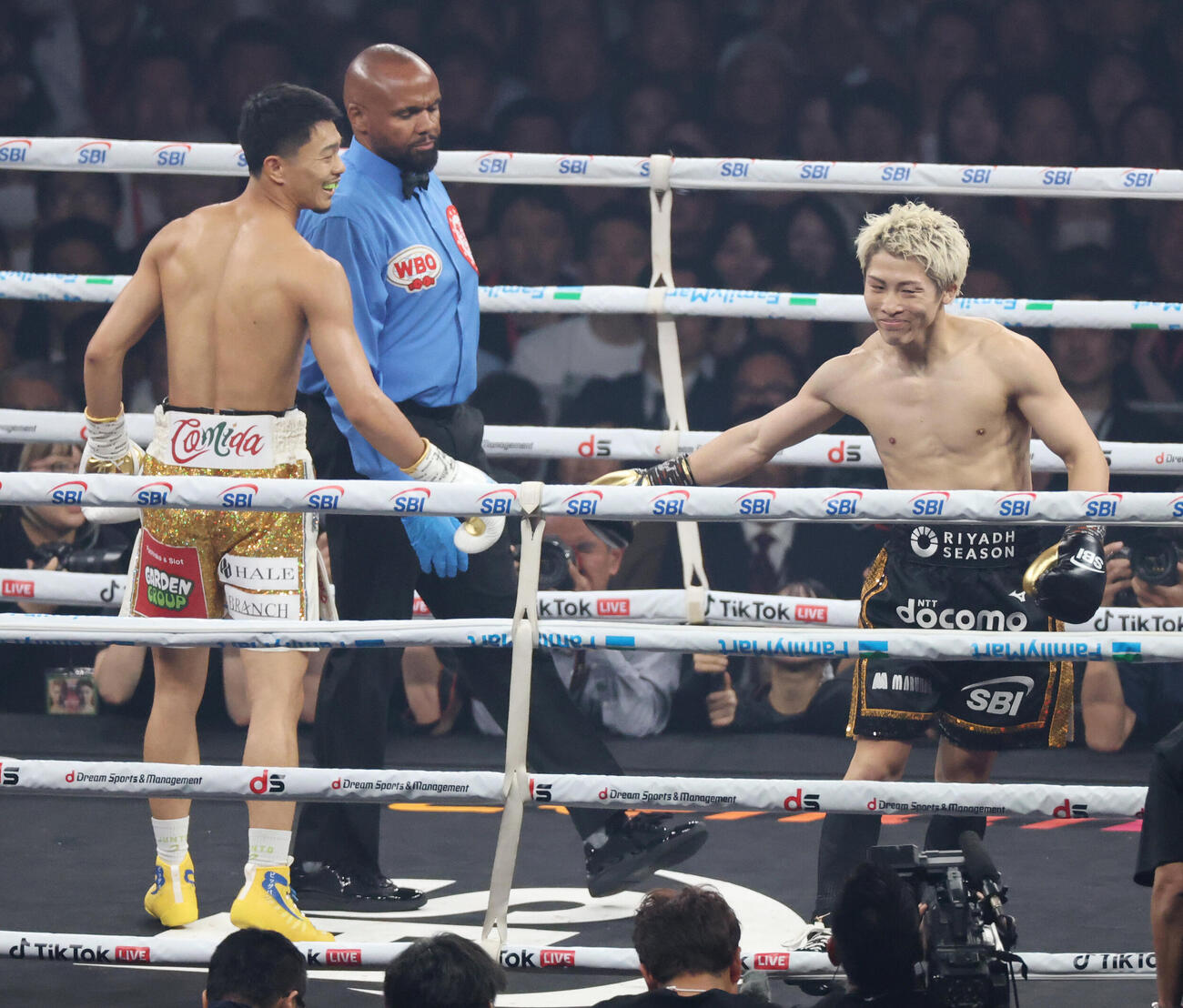 4団体統一スーパーバンタム級タイトルマッチ　1回を終え笑顔でタッチする中谷潤人（左）と井上尚弥（撮影・宮地輝）