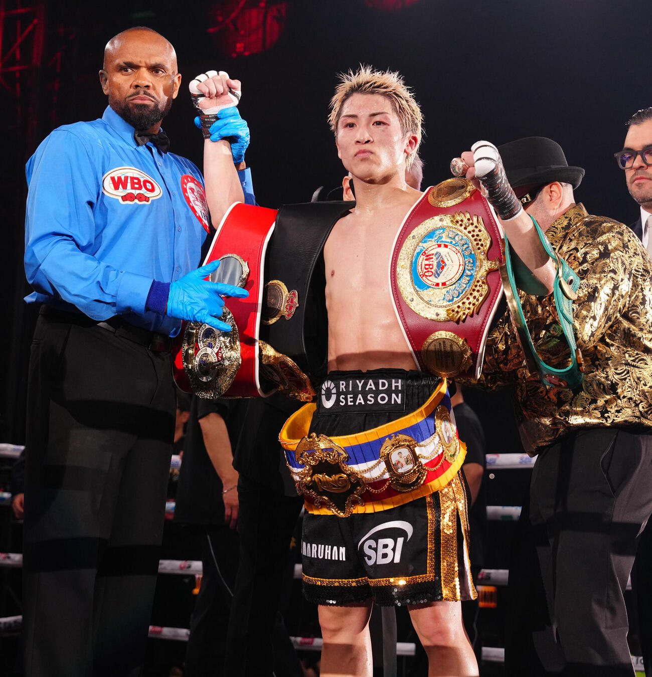 世界4団体統一スーパーバンタム級タイトルマッチ、判定勝利で防衛成功の井上尚弥は勝ち名乗りを受ける（撮影・鈴木みどり）