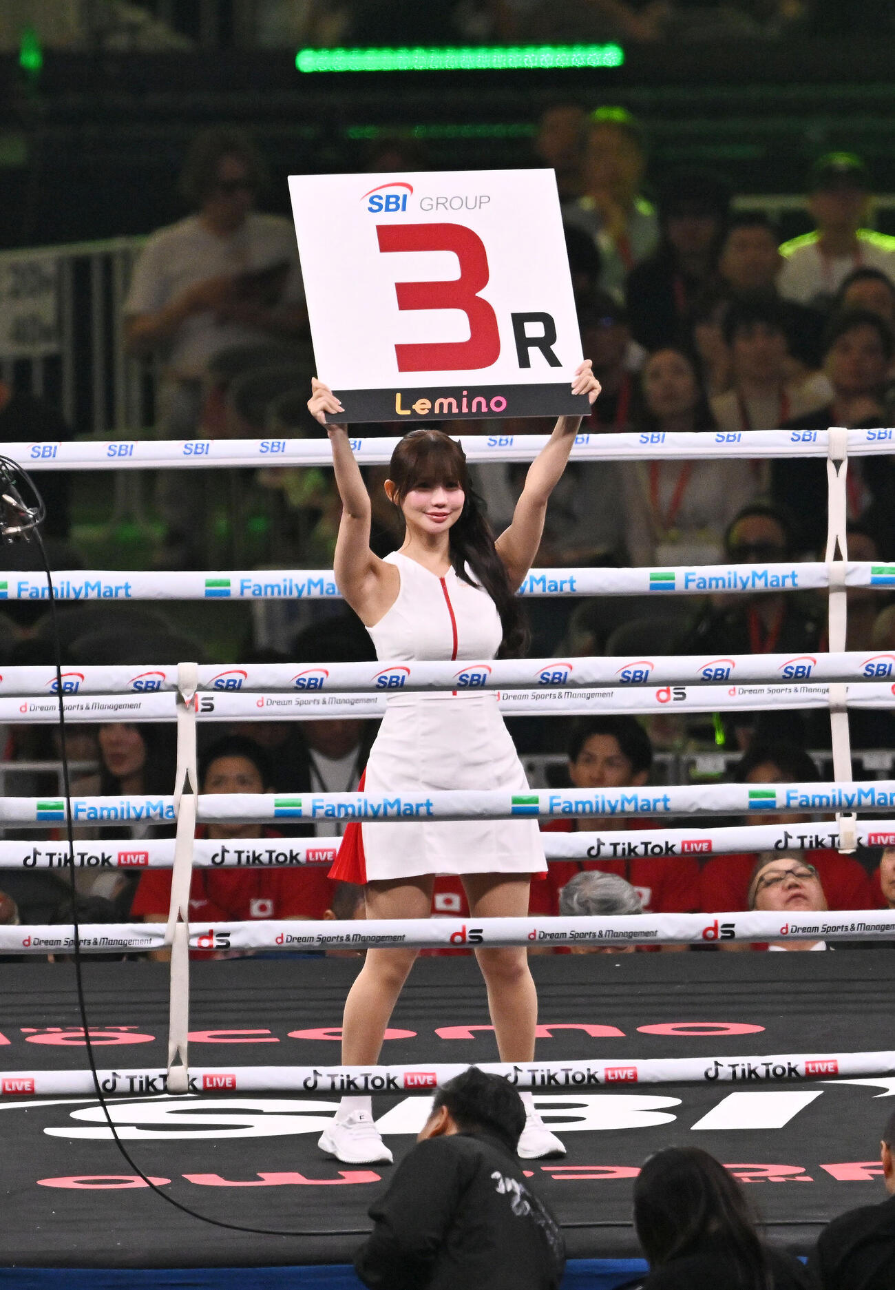 ラウンドガールを務める和田海佑（撮影・滝沢徹郎）