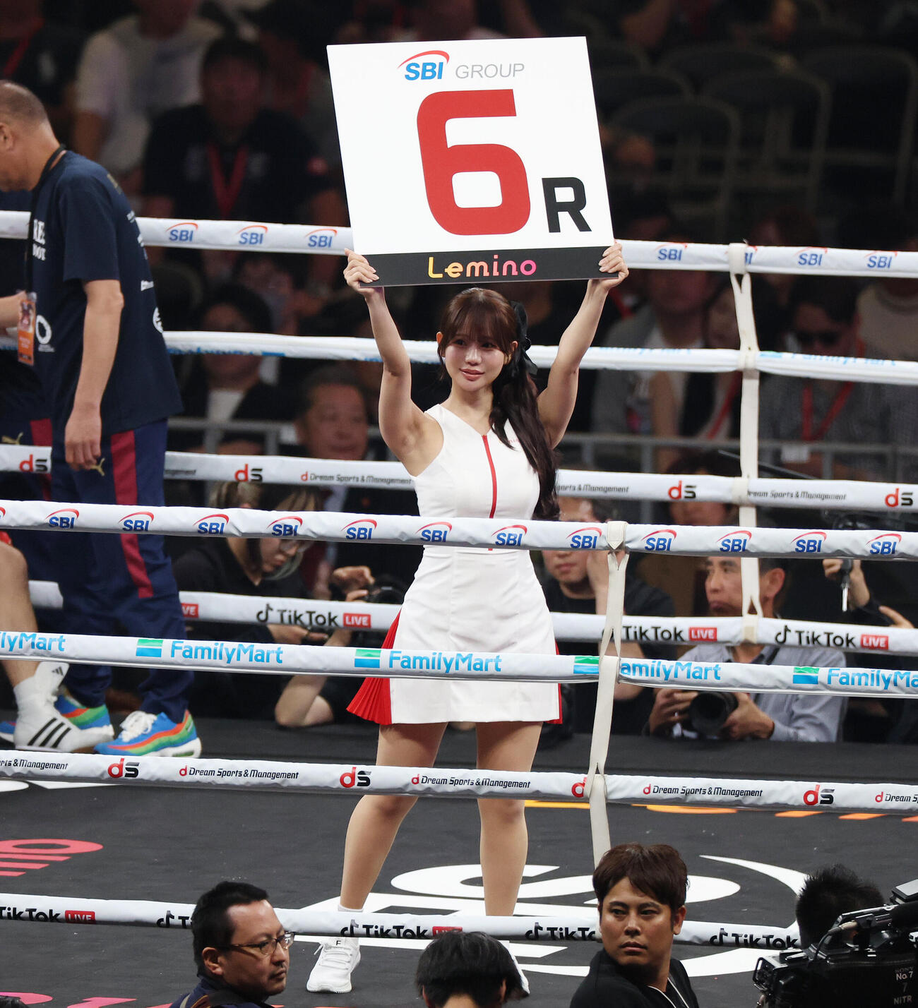 ラウンドガールを務める和田海佑（撮影・宮地輝）