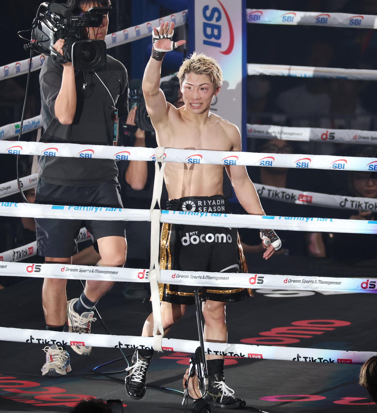 4団体統一スーパーバンタム級タイトルマッチ　中谷潤人に判定勝利し手を振る井上尚弥（撮影・宮地輝）