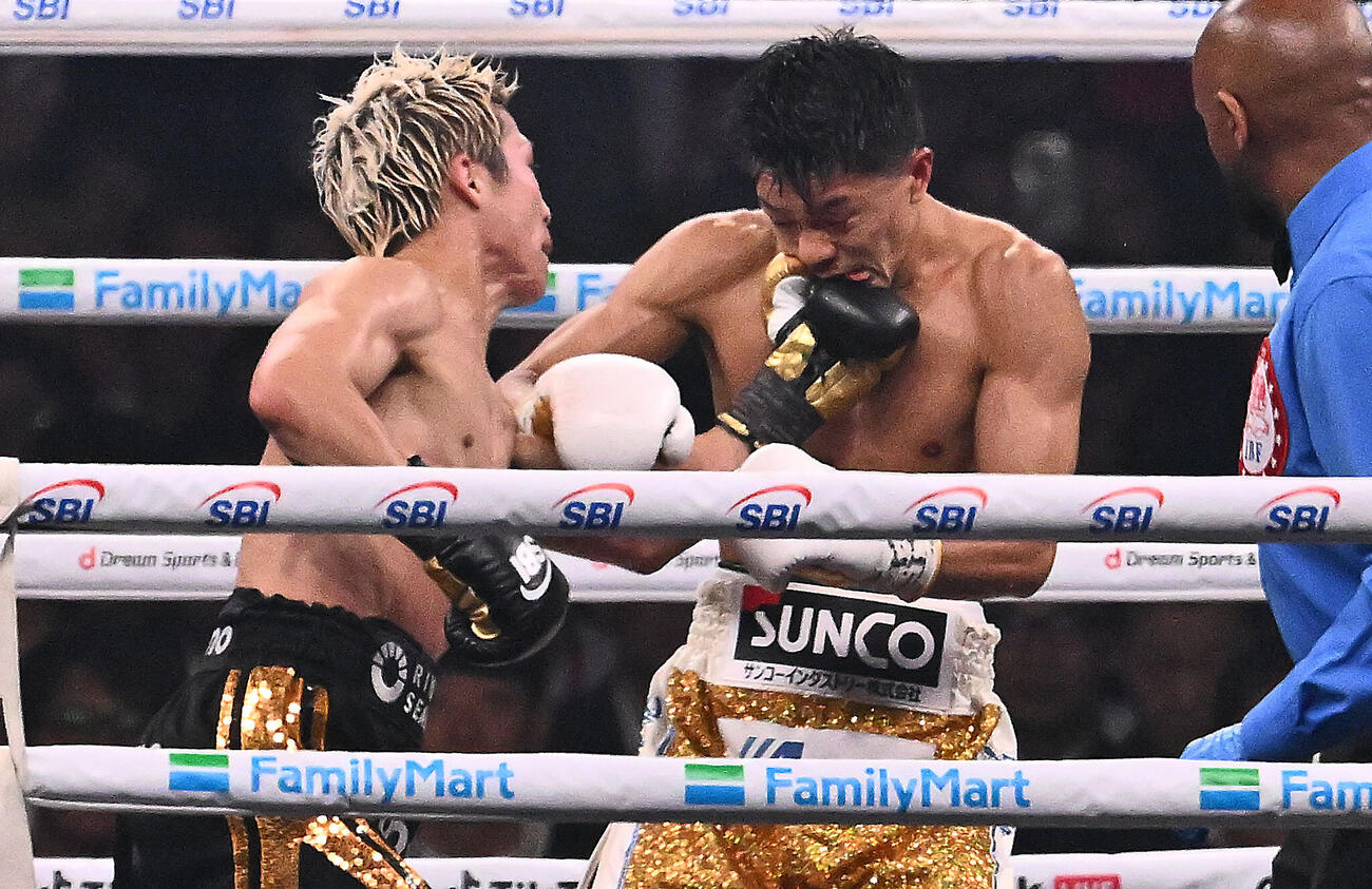 4団体統一世界スーパーバンタム級タイトルマッチ　10回、中谷潤人（右）は井上尚弥のパンチを食らう（撮影・滝沢徹郎）