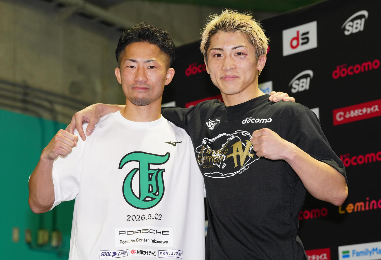 試合後の会見を終え、笑顔で写真に納まる井上尚弥（右）と井上拓真（撮影・鈴木みどり）