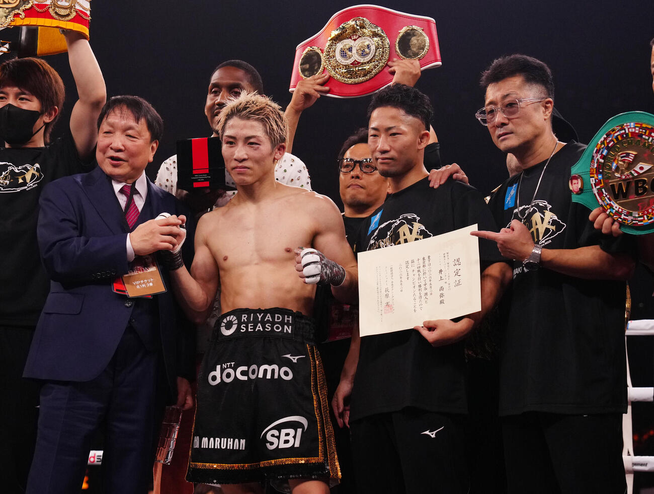 判定勝ちの井上尚弥（左から2人目）は記念撮影。左から大橋秀行会長、1人おいて、井上拓真、父真吾トレーナー（撮影・鈴木みどり）