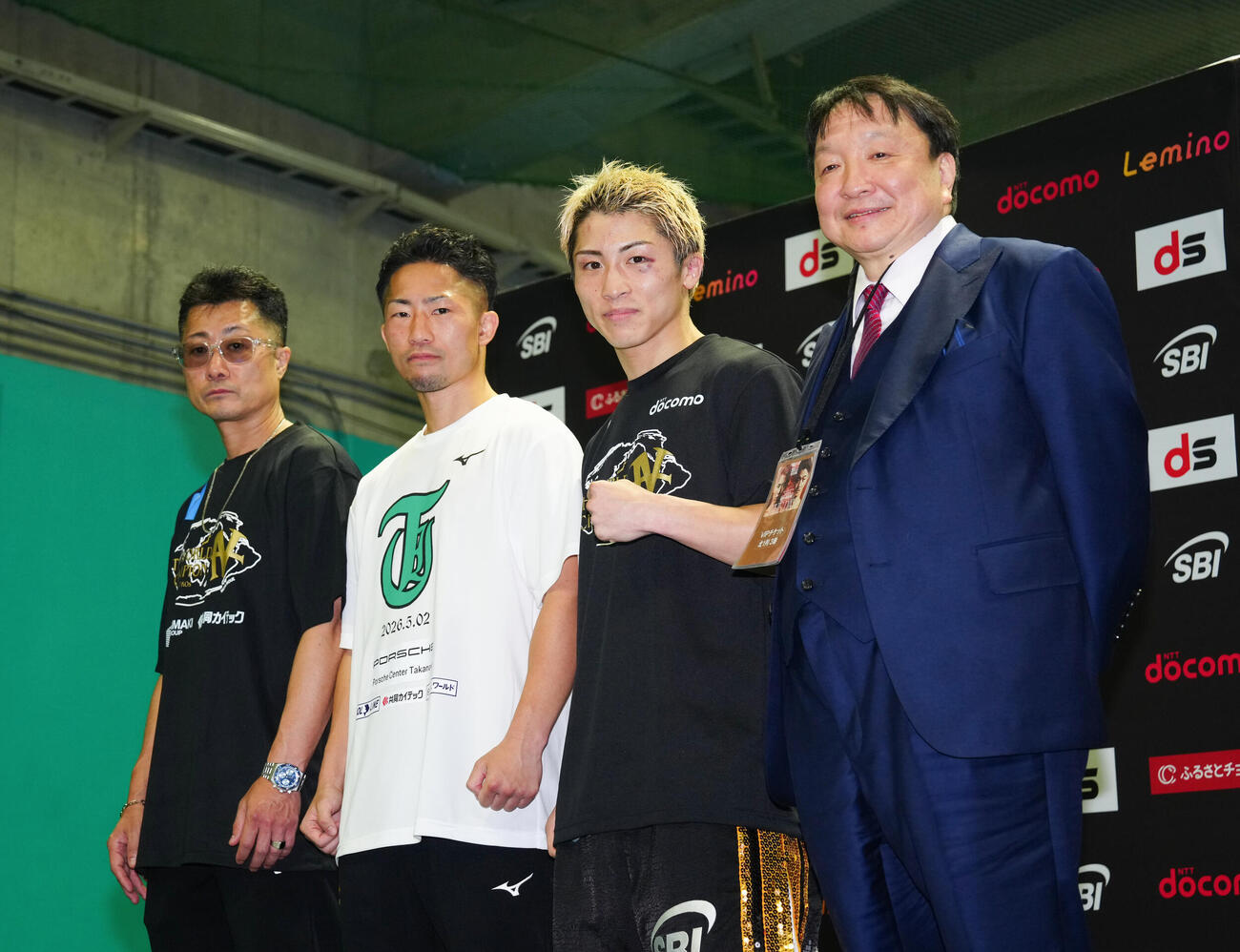 試合後の会見を終え、笑顔で写真に納まる、左から井上真吾トレーナー、井上拓真、井上尚弥、大橋秀行会長（撮影・鈴木みどり）