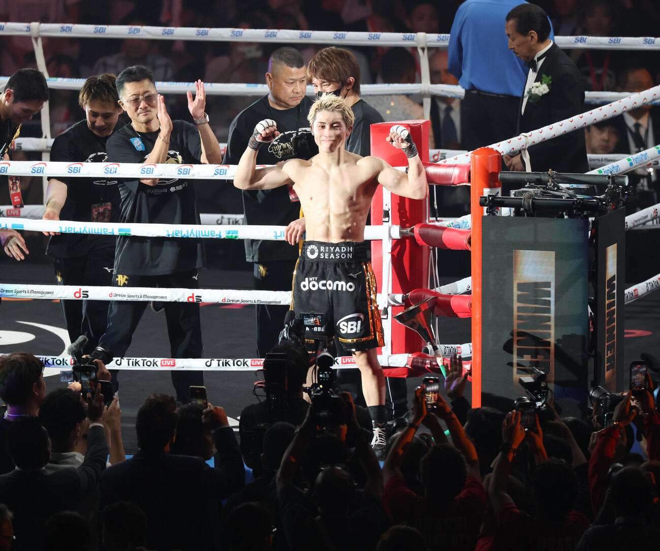 4団体統一スーパーバンタム級タイトルマッチ　中谷潤人に判定勝利し笑顔でガッツポーズする井上尚弥（撮影・宮地輝）