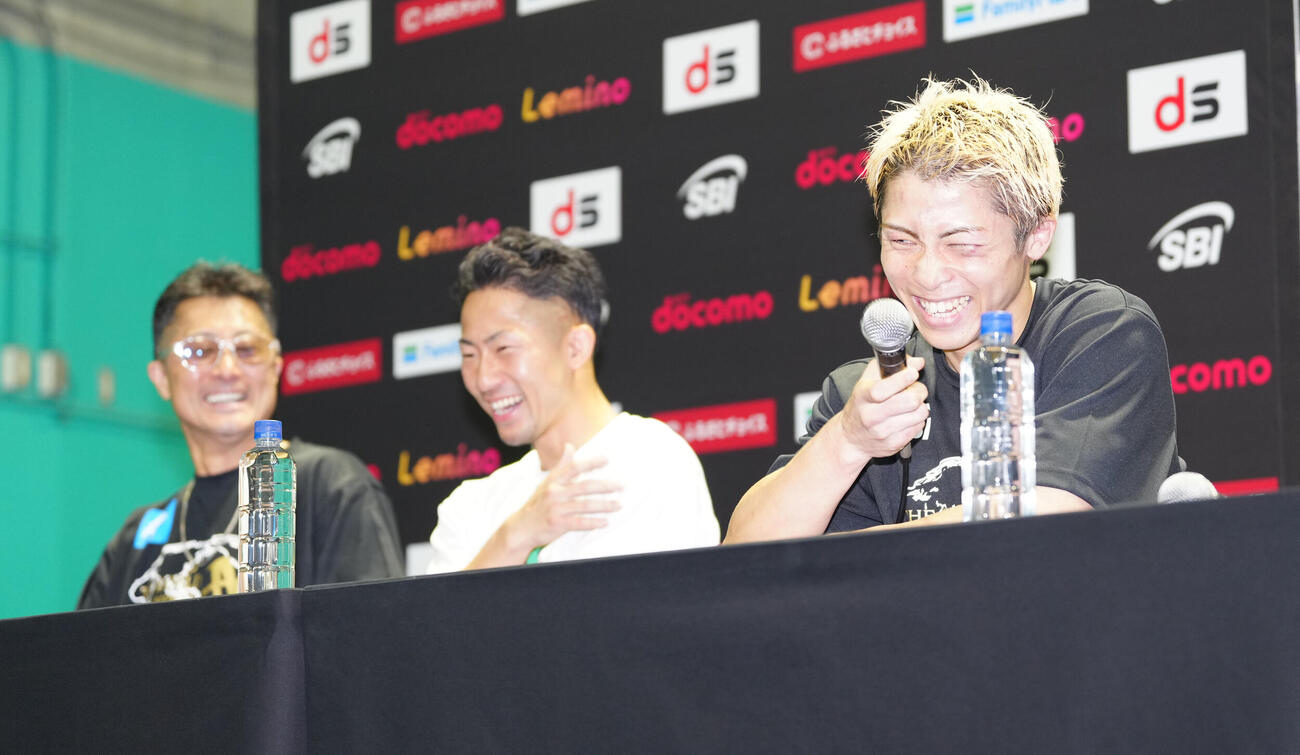 試合後の会見で笑顔の井上尚弥。左から井上真吾トレーナー、井上拓真（撮影・鈴木みどり）