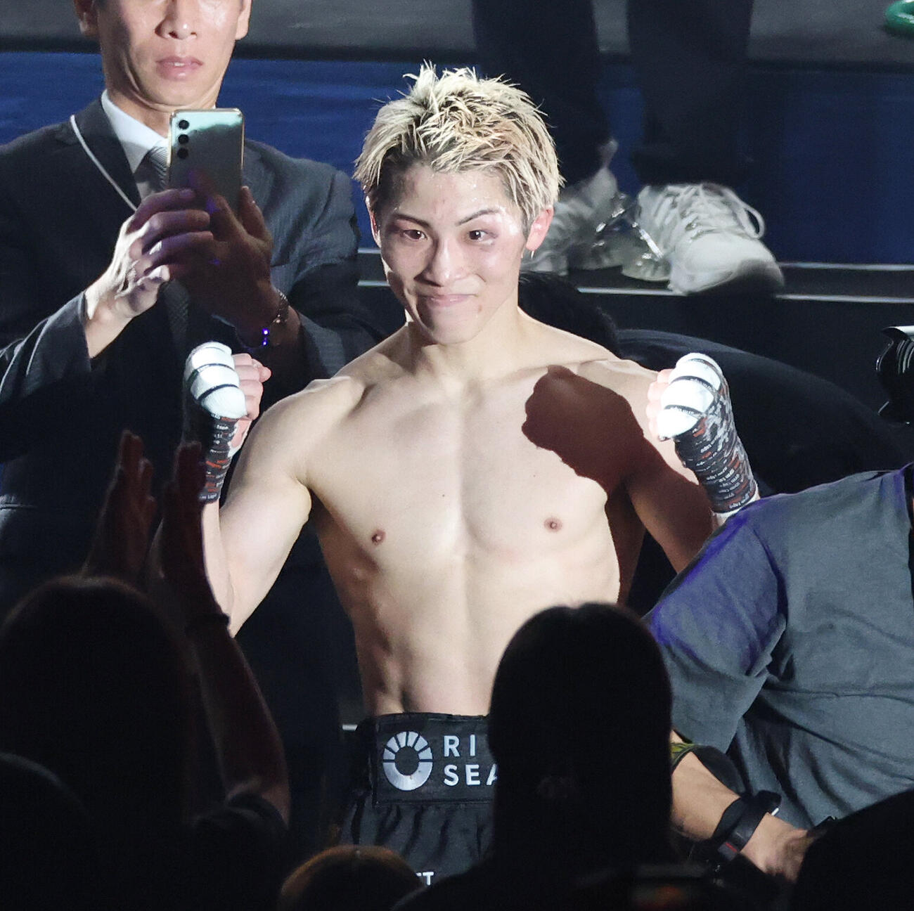 4団体統一スーパーバンタム級タイトルマッチ　中谷潤人に判定勝利し笑顔でガッツポーズする井上尚弥（撮影・宮地輝）