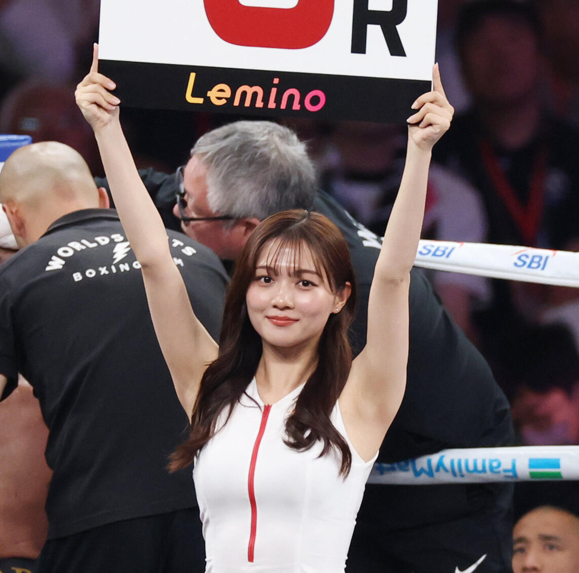 リングを彩るラウンドガールの細川愛倫（撮影・宮地輝）