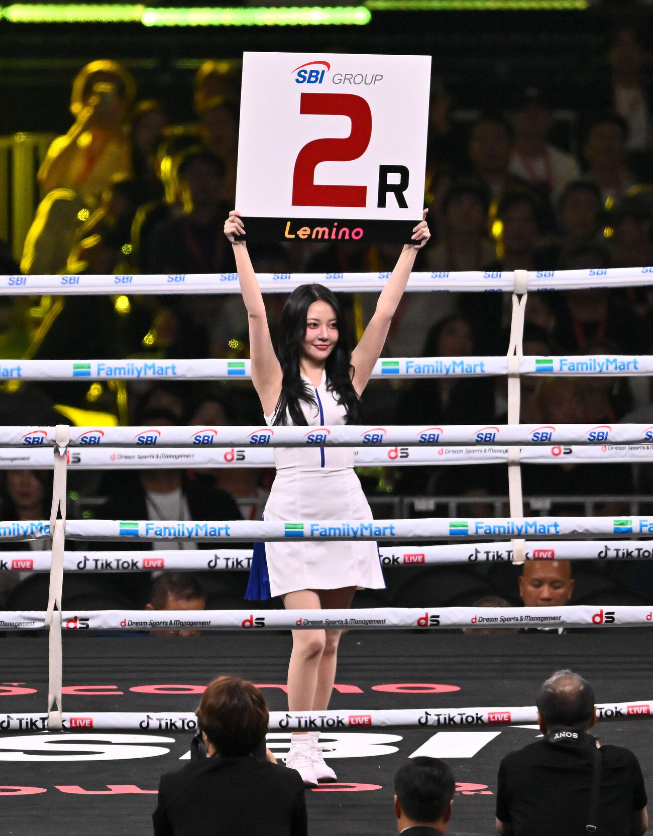 リングを彩るラウンドガール（撮影・滝沢徹郎）