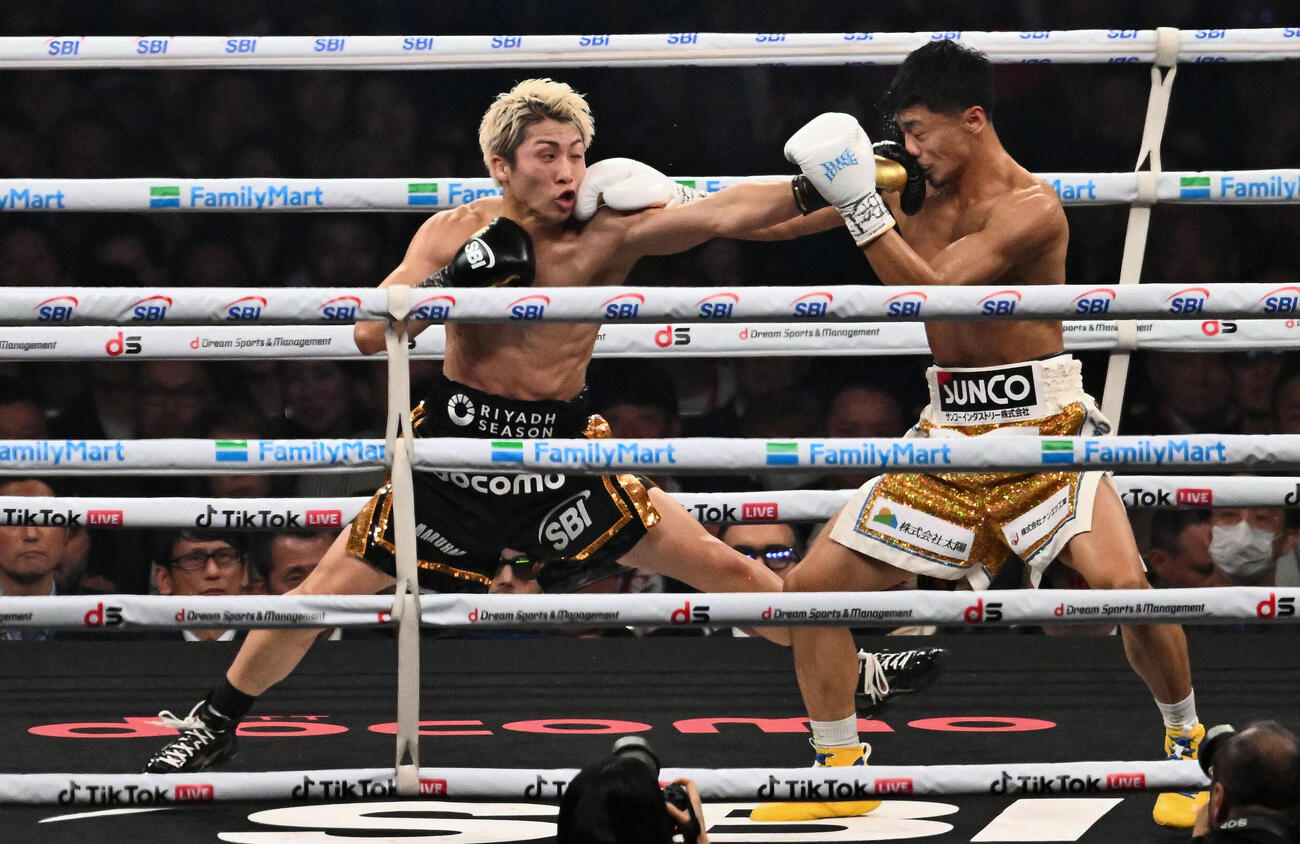 4団体統一世界スーパーバンタム級タイトルマッチ　5回、井上尚弥（右）は中谷潤人にパンチを打ち込む（撮影・滝沢徹郎）