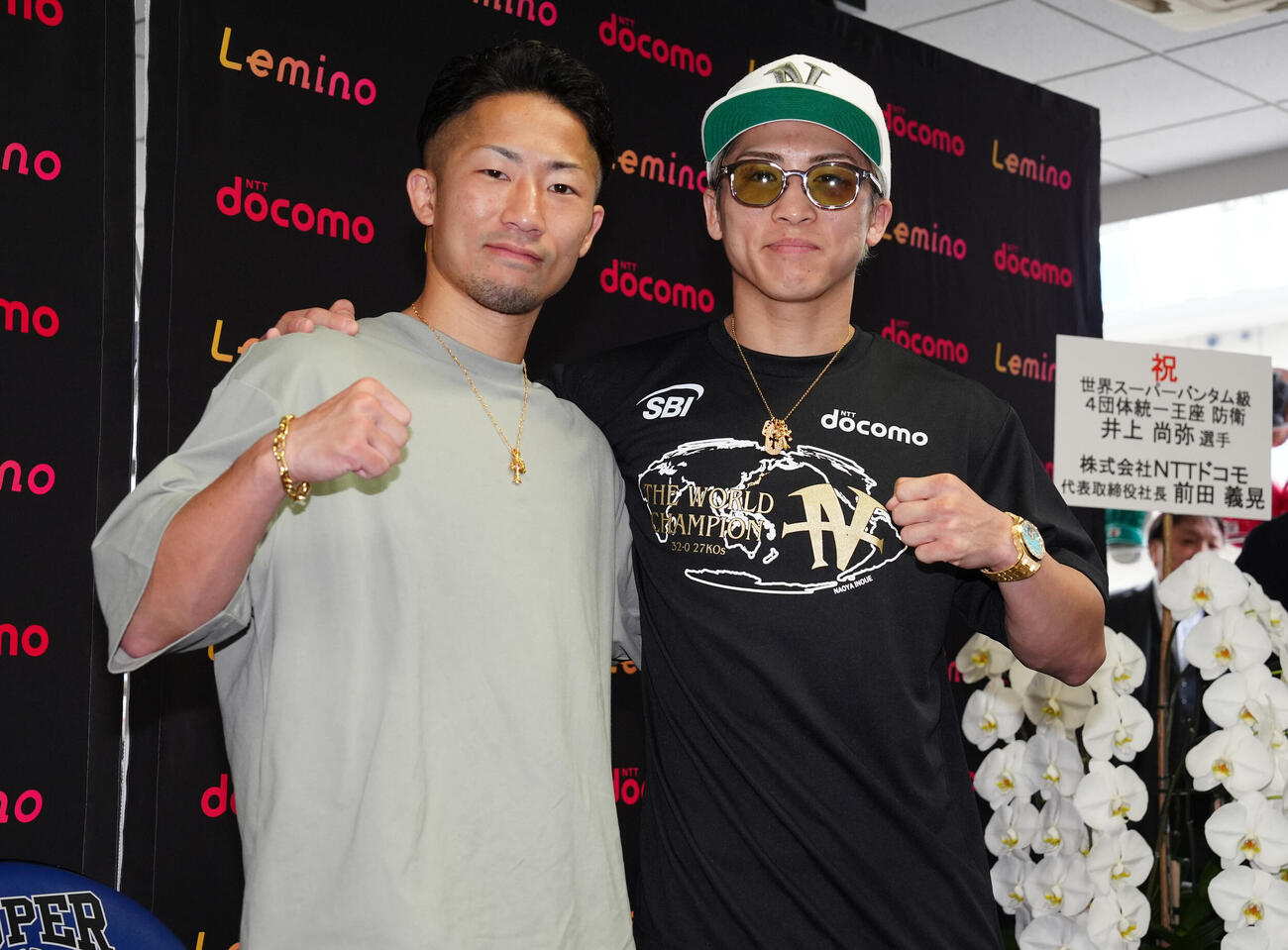 一夜明け会見を終え、笑顔で写真に納まる4団体統一スーパーバンタム級王者の井上尚弥（右）とWBC世界バンタム級王者の井上拓真（撮影・鈴木みどり）