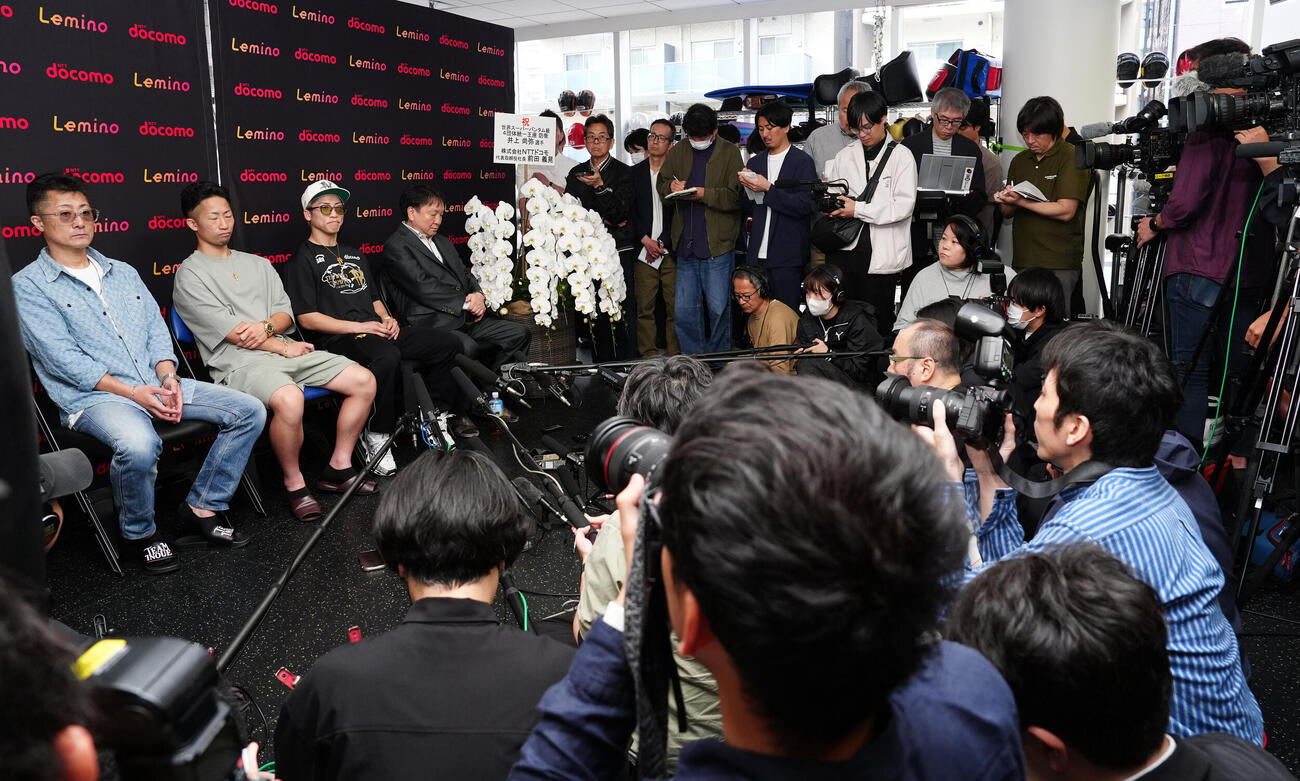 一夜明け会見に臨む、左から井上真吾トレーナー、井上拓真、井上尚弥、大橋ボクシングジム大橋秀行会長（撮影・鈴木みどり）