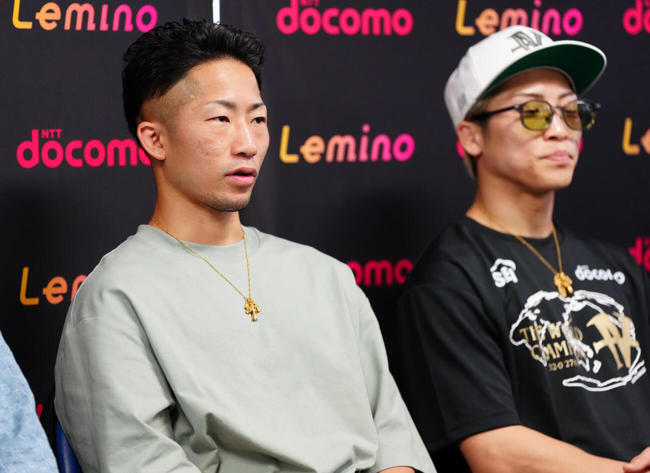 一夜明け会見に臨むWBC世界バンタム級王者の井上拓真。右は4団体統一スーパーバンタム級王者の井上尚弥（撮影・鈴木みどり）
