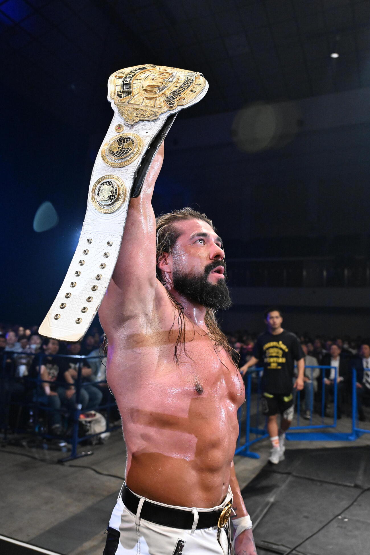 辻陽太を倒してIWGP GLOBALヘビー級王者となったアンドラデ（C)新日本プロレス