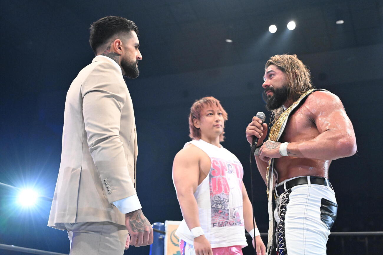 王座を獲得したアンドラデ（右）と挑戦を表明したドリラ・モロニー（左）、海野翔太（C)新日本プロレス