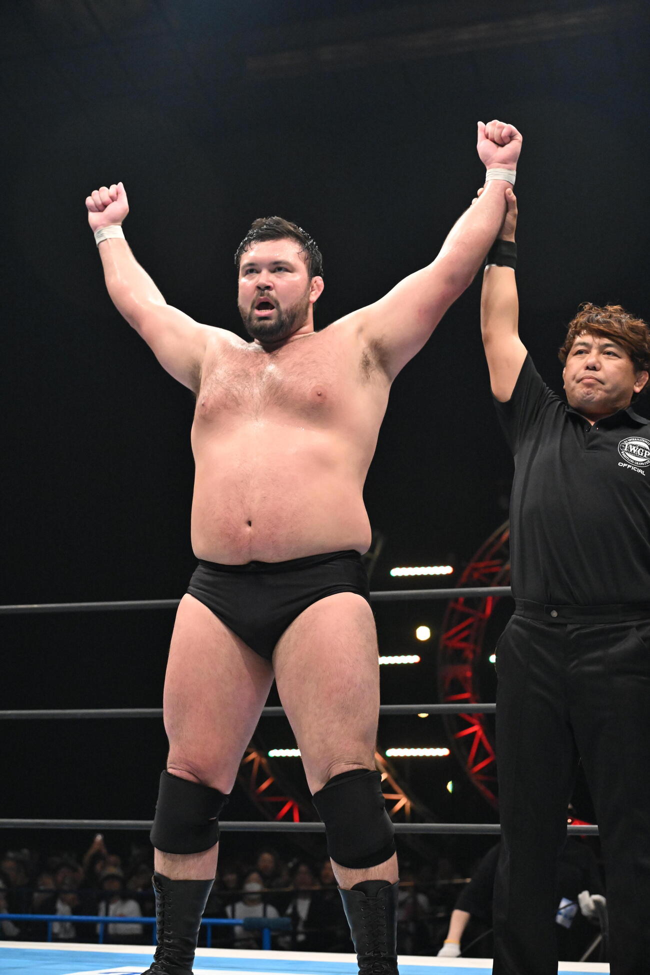 勝ち名乗りを受けるウルフアロン（C）新日本プロレス