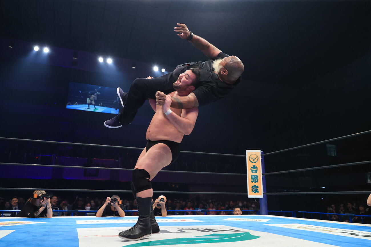 ドン・ファレをマットにたたきつけたウルフアロン（下）（C）新日本プロレス