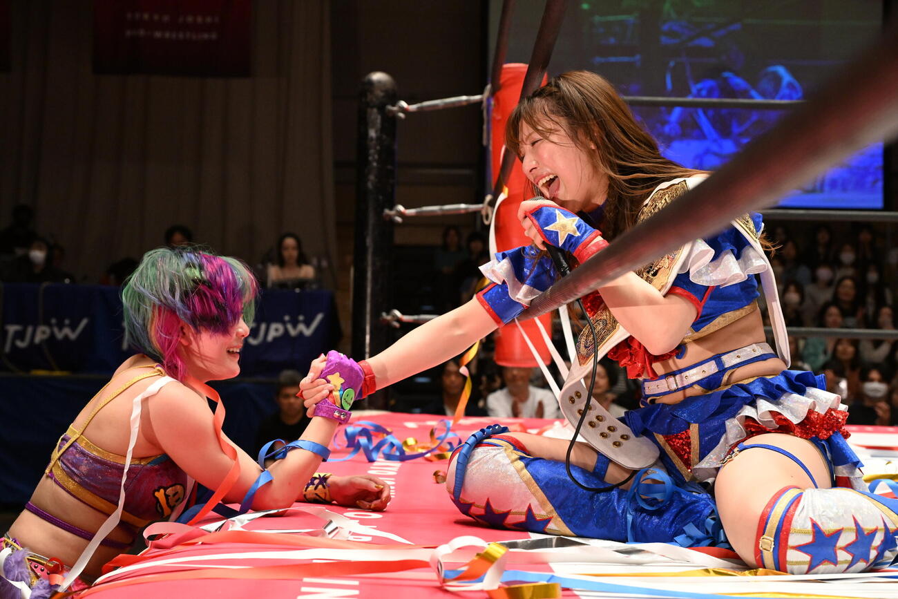 健闘をたたえ合う遠藤有栖（左）と荒井優希（C）東京女子プロレス