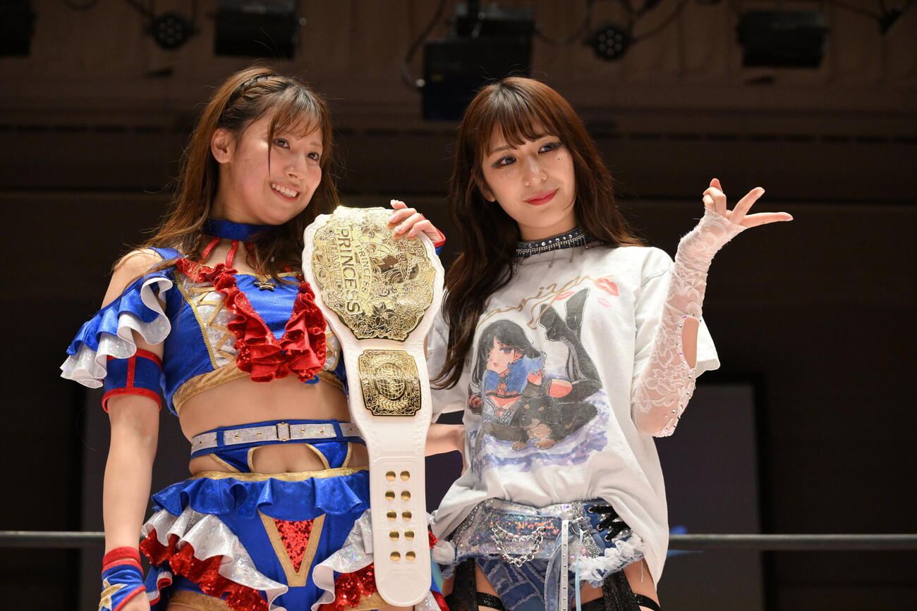 次のプリプリ王座戦で戦う見通しの王者荒井優希（左）と上福ゆき（C）東京女子プロレス
