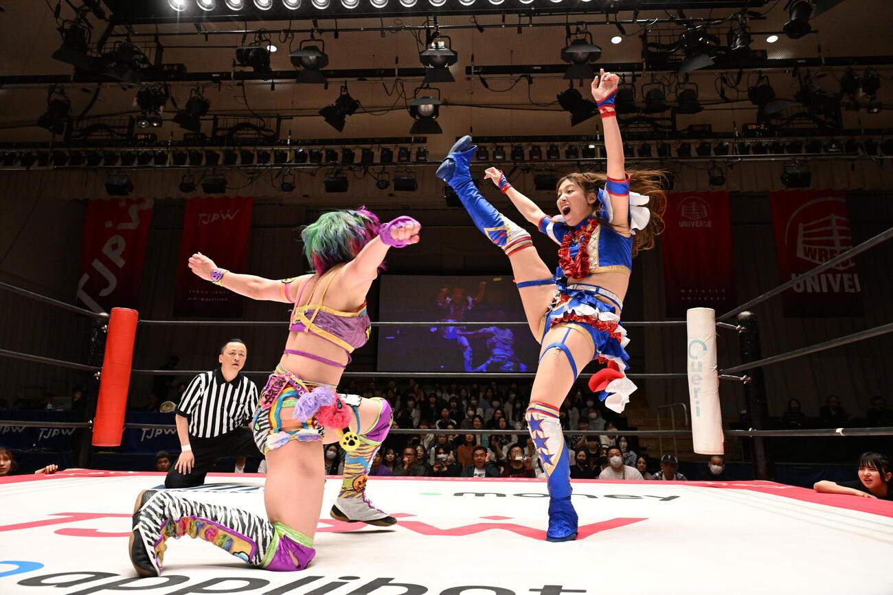 遠藤有栖（左）にFinallyを決める荒井優希（C）東京女子プロレス