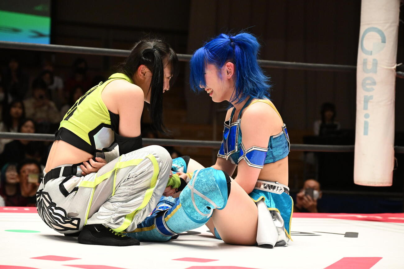 たたえ合う鈴芽（左）と風城ハル（C）東京女子プロレス