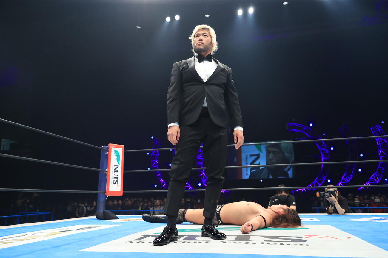 能面男の正体はSANADAだった（C）新日本プロレス