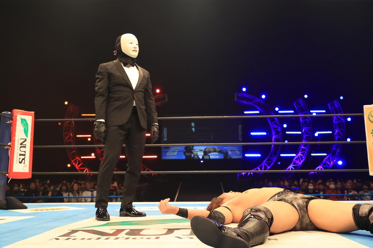 能面男がTAKESHITAを襲撃した（C）新日本プロレス