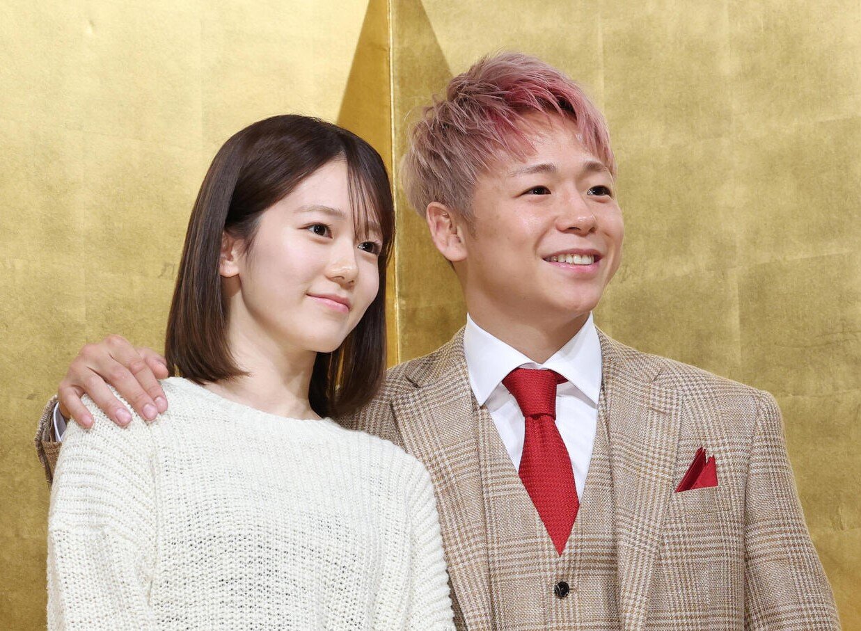 川口葵夫人（左）と記念撮影する武尊（2026年5月1日撮影）