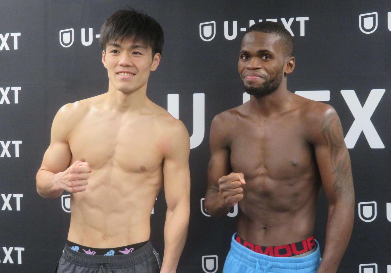 計量パスしたWBO世界フェザー級4位中野幹士（左）とIBF世界同級5位レラト・ドラミニ