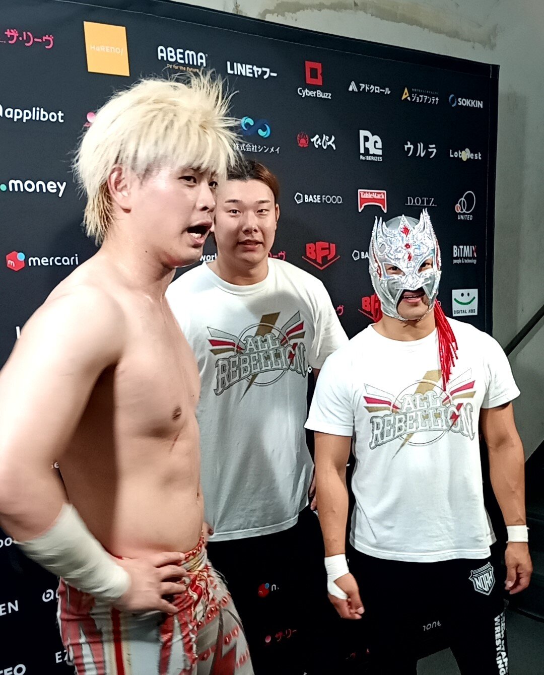 解散を回避したオール・レベリオンの（左から）清宮海斗、晴斗希、アレハンドロ