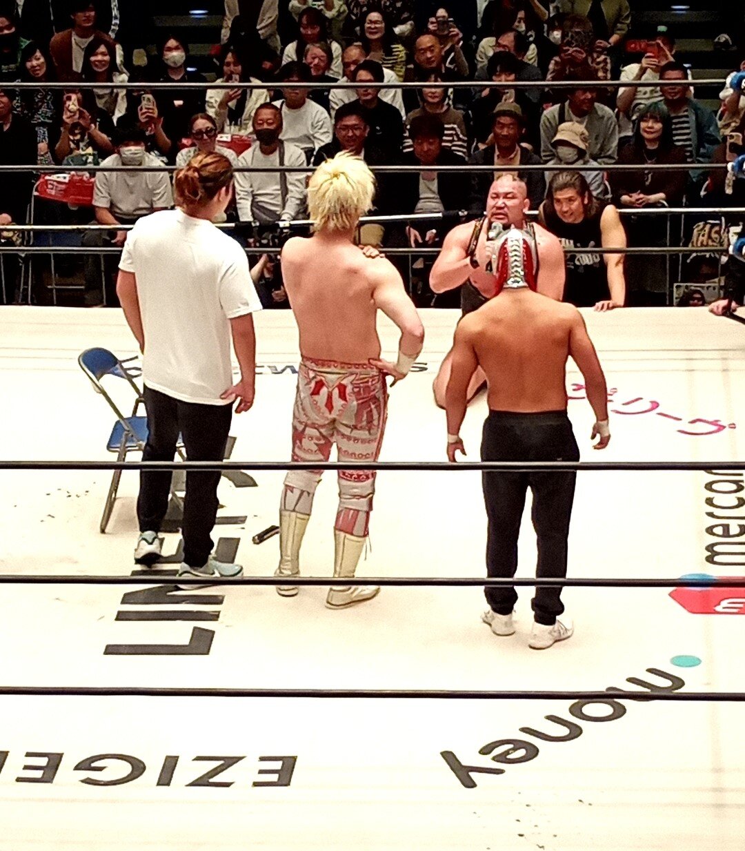 頭を丸めたマサ北宮と、オール・レベリオンの（手前左から）晴斗希、清宮海斗、アレハンドロ