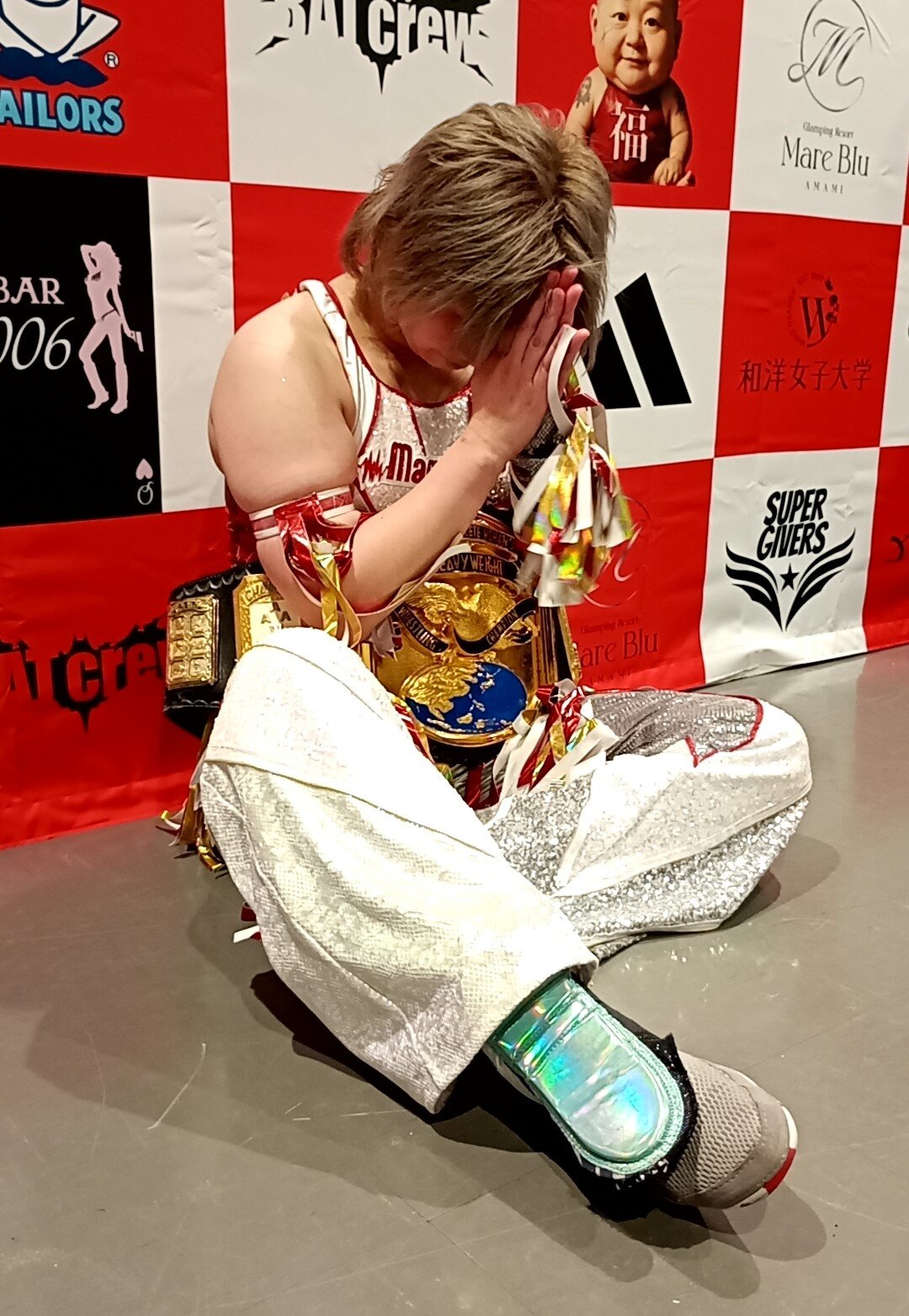 彩羽匠はバックステージで大勢のメディアに感謝した