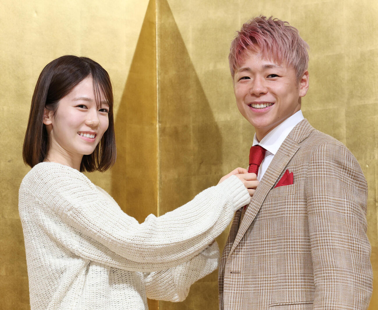 引退記者会見で川口葵夫人（左）にネクタイを直してもらう武尊（撮影・宮地輝）