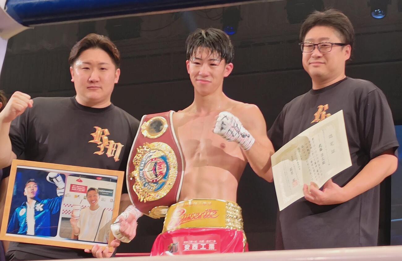 WBOアジア・パシフィック・フェザー級王座獲得に成功した武藤涼太（中央）は指導を受ける神足晶治トレーナー（左端）らと勝利を喜ぶ