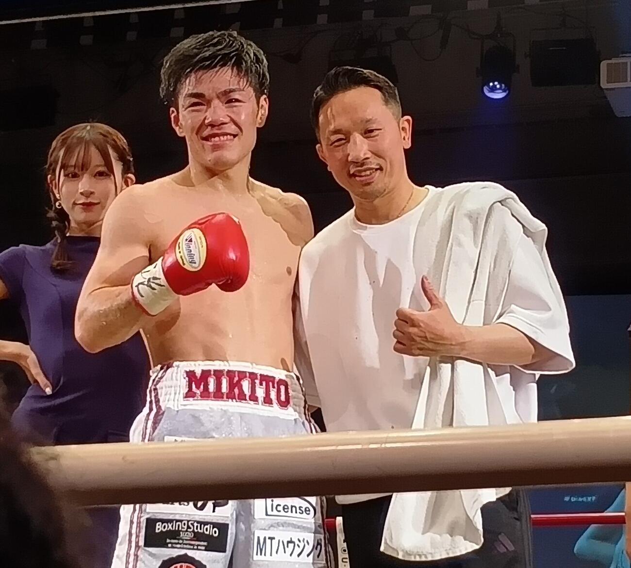 指導を受ける元世界2階級制覇王者粟生隆寛トレーナー（右）と再起戦勝利を喜ぶWBO世界同級4位中野幹士