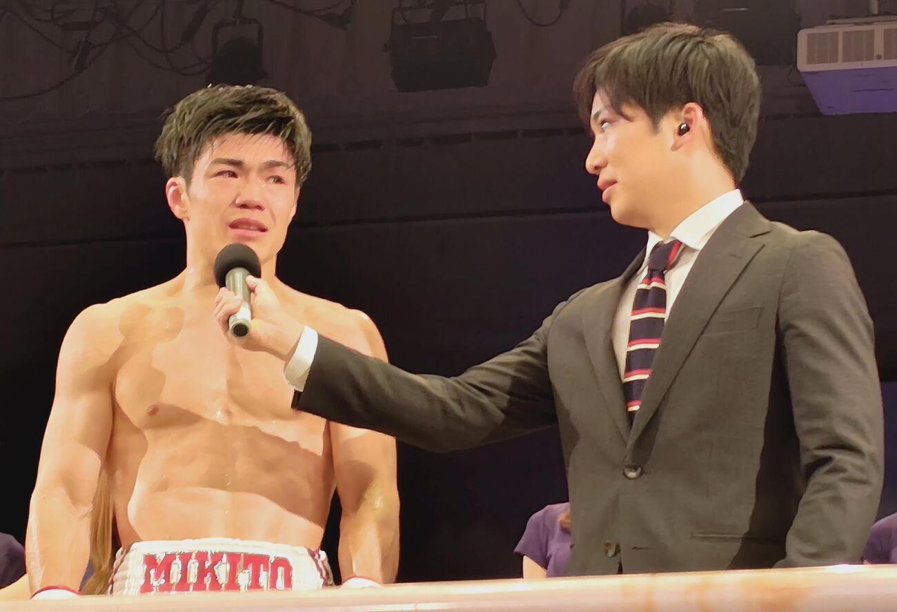 勝利者インタビューでうれし涙を流すWBO世界フェザー級4位中野幹士（左）