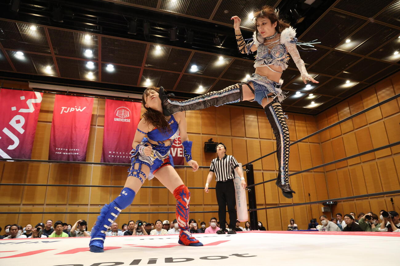 荒井優希（左）の顔面にキックを食らわせる上福ゆき（C）東京女子プロレス